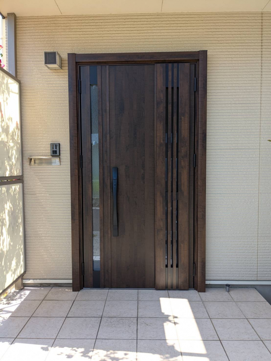 出雲トーヨー住器のカバー工法にて玄関ドアを交換させていただきましたの施工後の写真1