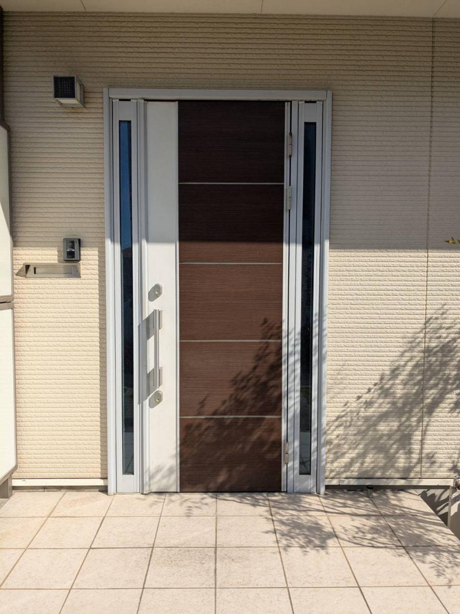 出雲トーヨー住器のカバー工法にて玄関ドアを交換させていただきましたの施工前の写真1