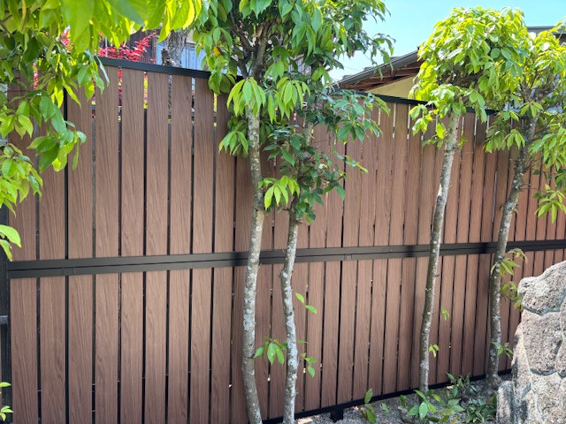 出雲トーヨー住器の木製の塀をフェンスへの施工後の写真3