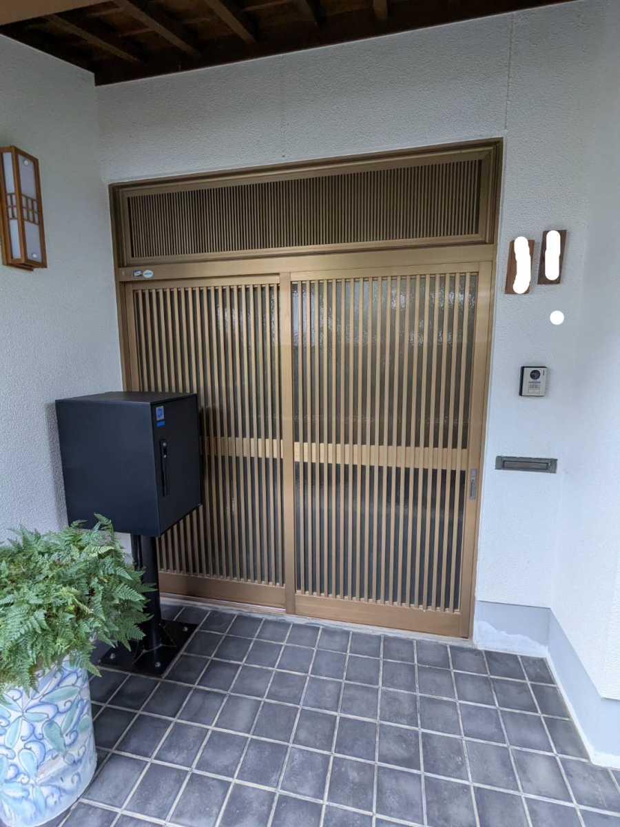 出雲トーヨー住器の玄関引戸を交換させていただきました 1日で完了の施工前の写真1