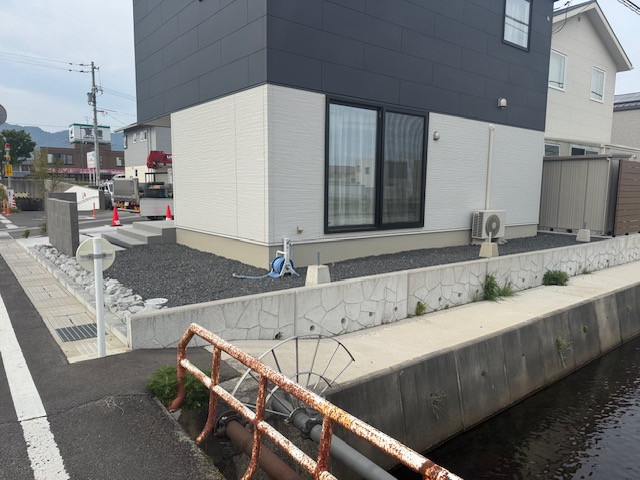 出雲トーヨー住器のフェンスを取付させていただきましたの施工前の写真1