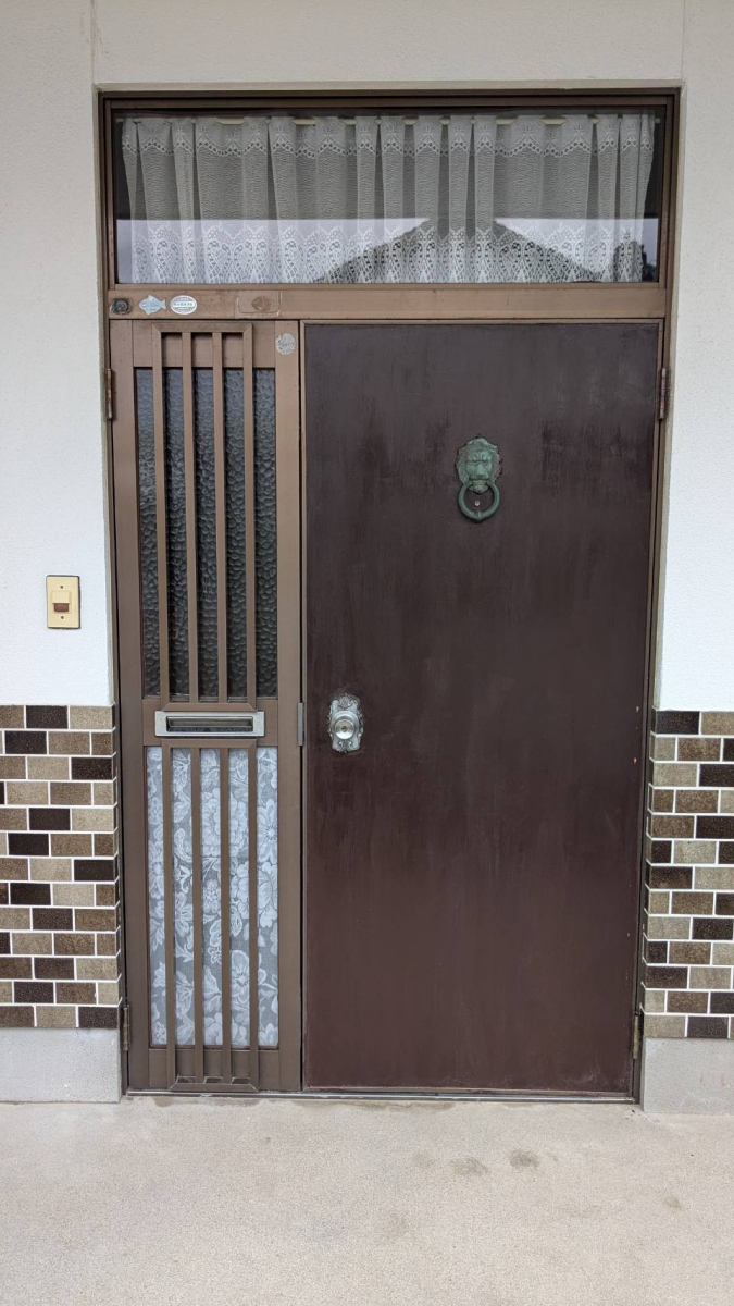 出雲トーヨー住器のカバー工法にて、玄関ドア(親子ドア)を交換させていただきましたの施工前の写真1