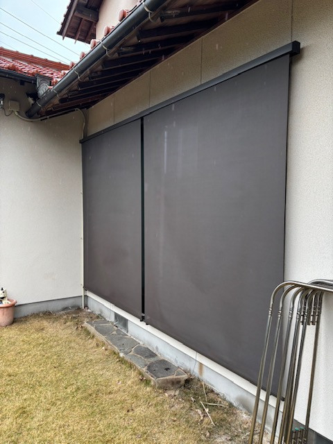 出雲トーヨー住器の大きな窓に日よけ取付の施工後の写真1