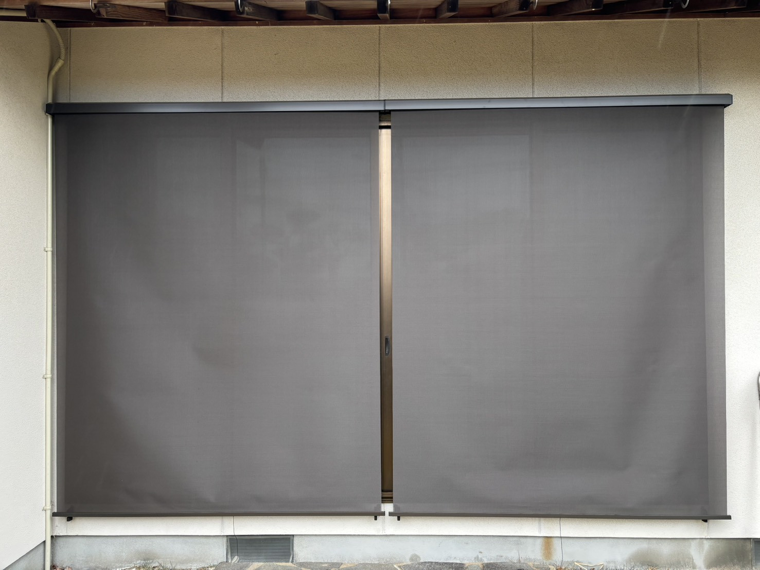 出雲トーヨー住器の大きな窓に日よけ取付の施工後の写真2