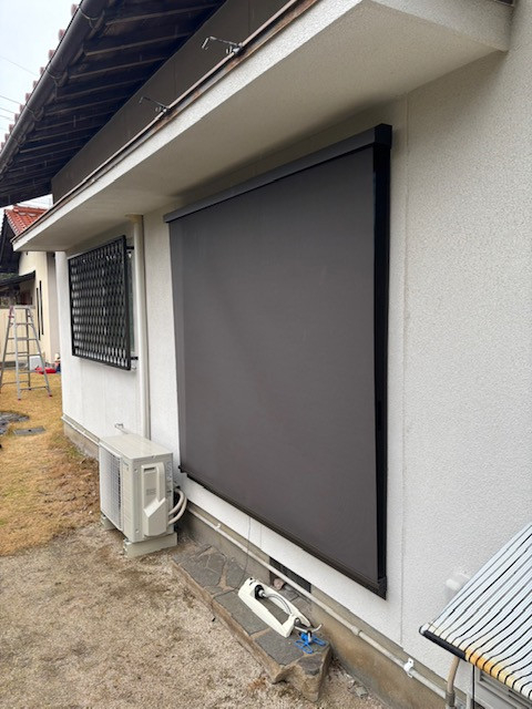 出雲トーヨー住器の大きな窓に日よけ取付の施工後の写真3