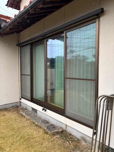 出雲トーヨー住器の大きな窓に日よけ取付の施工前の写真1