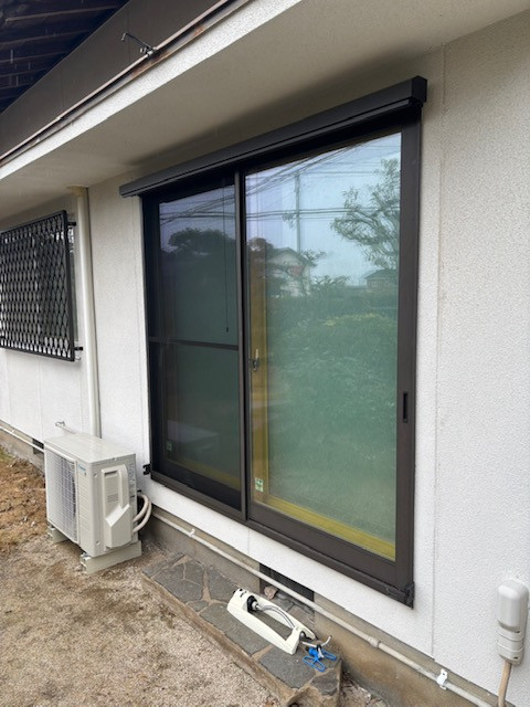 出雲トーヨー住器の大きな窓に日よけ取付の施工前の写真2