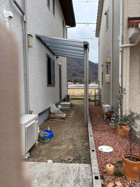 出雲トーヨー住器の自転車置き場として、テラス屋根を取付させていただきましたの施工後の写真1