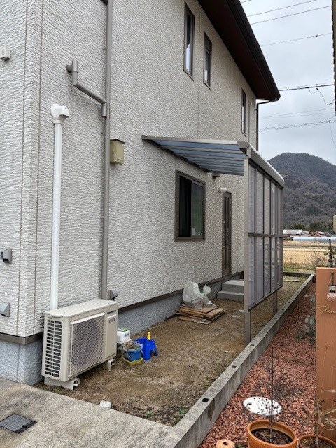 出雲トーヨー住器の自転車置き場として、テラス屋根を取付させていただきましたの施工後の写真2