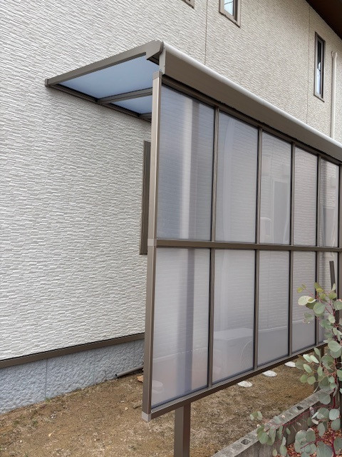 出雲トーヨー住器の自転車置き場として、テラス屋根を取付させていただきましたの施工後の写真3