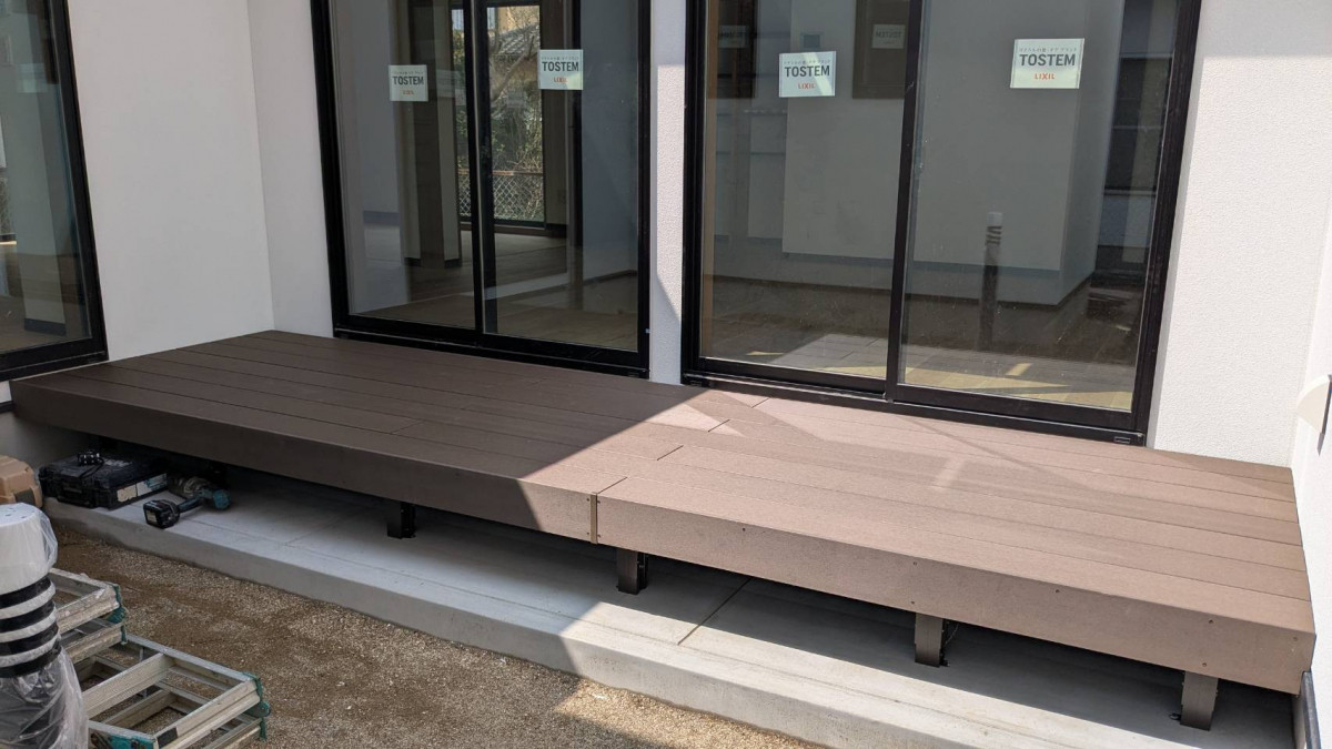 出雲トーヨー住器の人工木のデッキを取付しましたの施工後の写真1