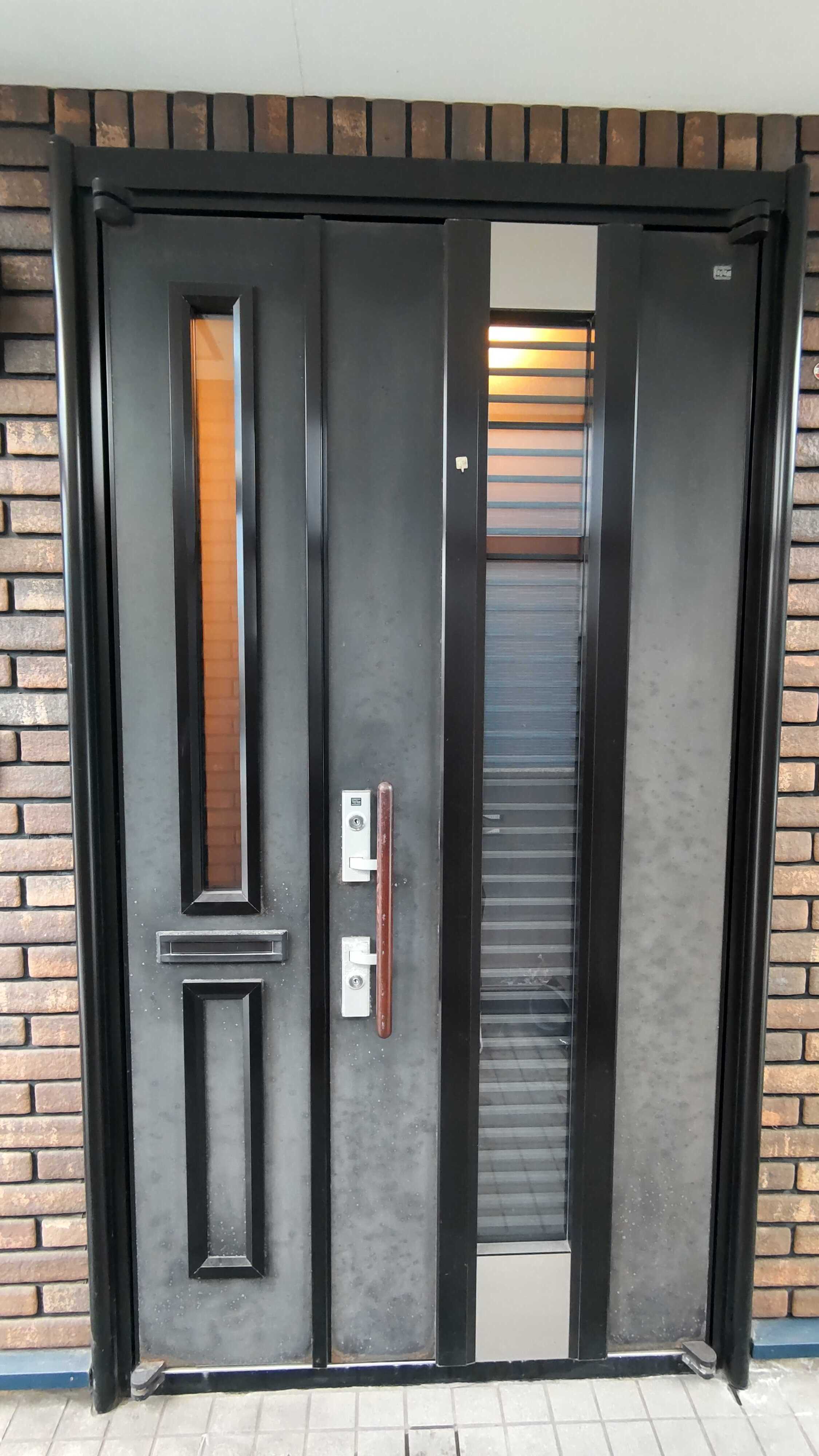 小玉硝子の胆振で叶える！おしゃれな玄関ドアリフォームの施工事例詳細写真1