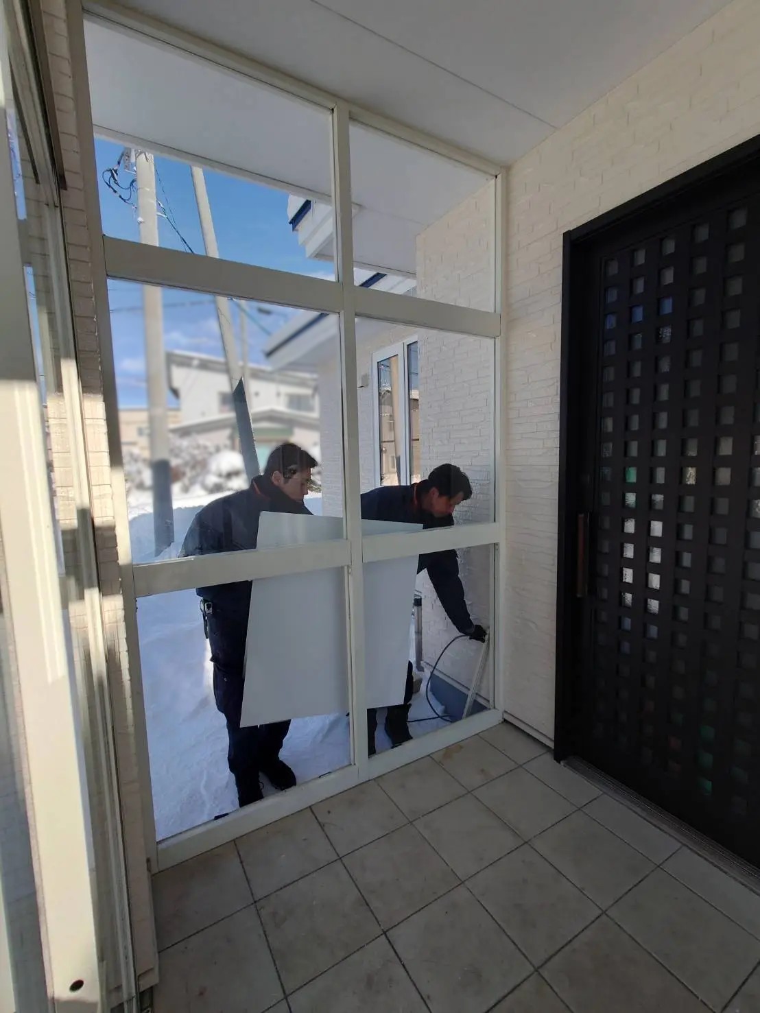 小玉硝子の【北海道・胆振】風除室のガラスをパネルへ交換！中桟加工で雪に強い頑丈な仕上がりにの施工事例詳細写真10
