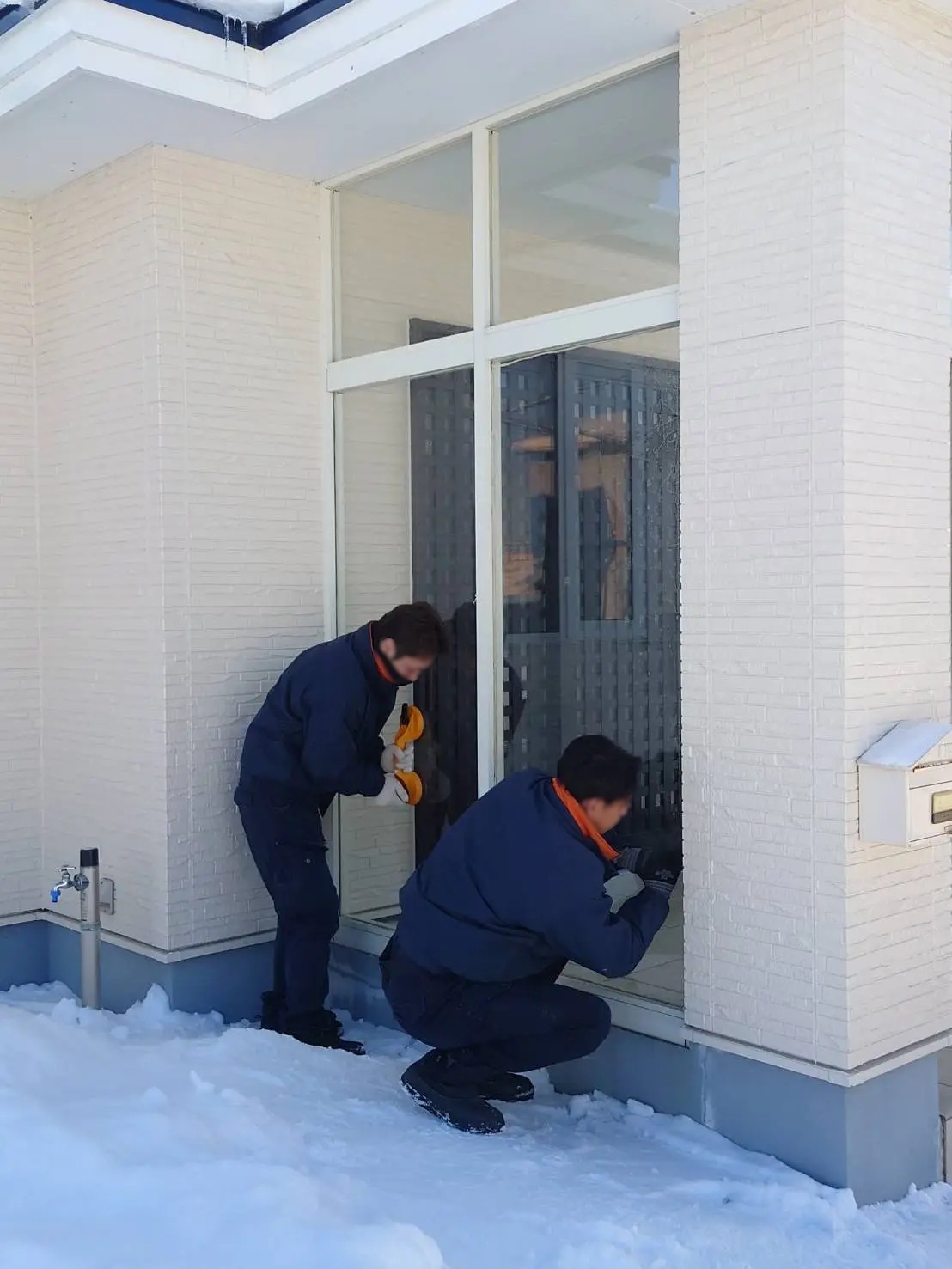 小玉硝子の【北海道・胆振】風除室のガラスをパネルへ交換！中桟加工で雪に強い頑丈な仕上がりにの施工事例詳細写真3