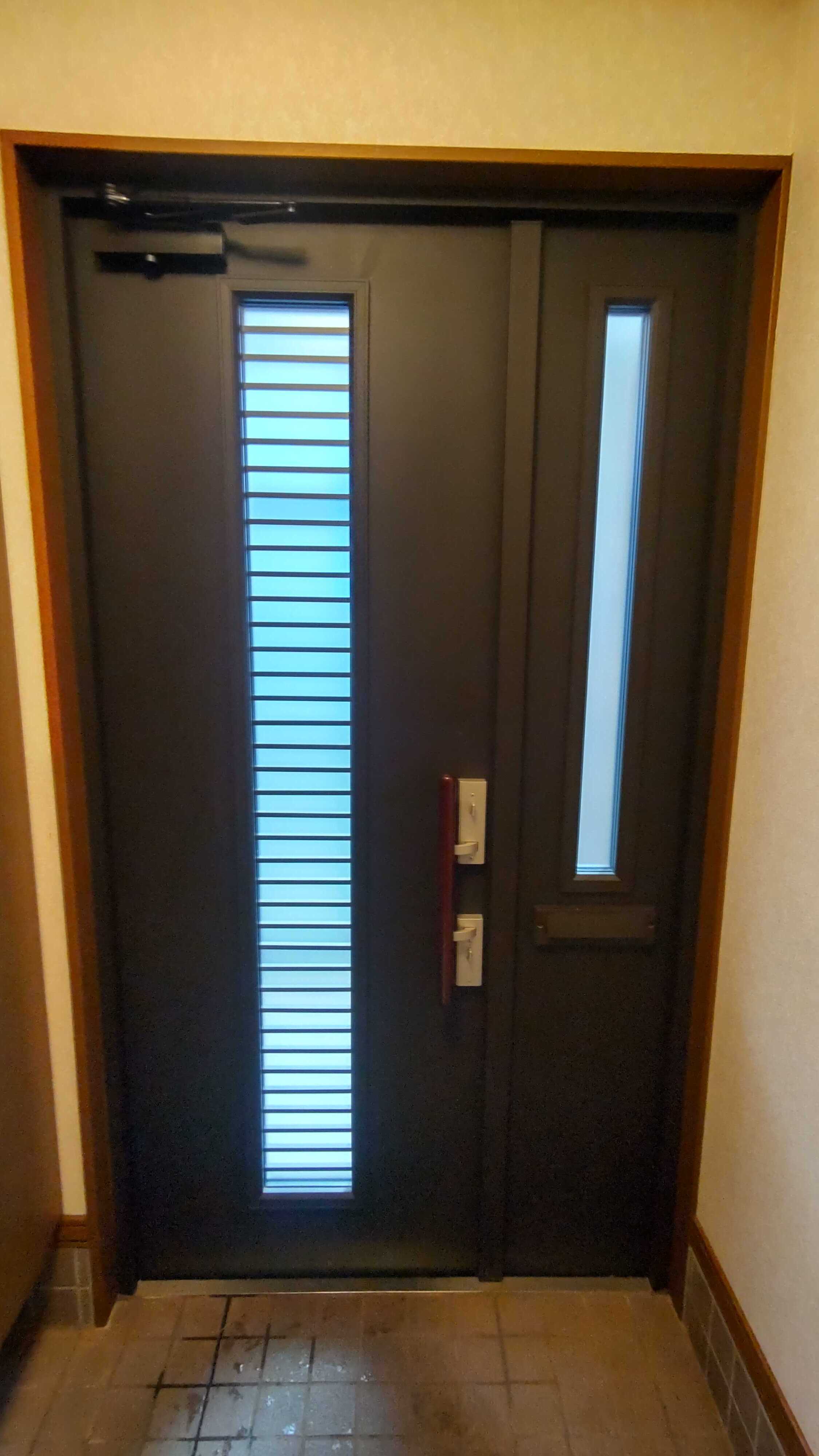 小玉硝子の胆振で叶える！おしゃれな玄関ドアリフォームの施工事例詳細写真2