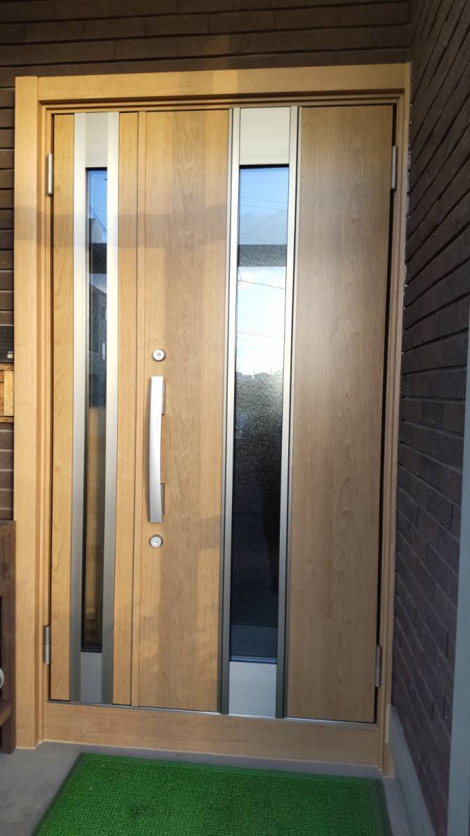 小玉硝子の玄関ドア1Dayリフォーム　リシェント玄関ドアの施工後の写真1