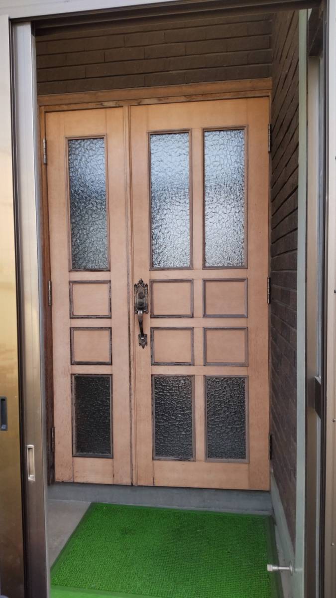 小玉硝子の玄関ドア1Dayリフォーム　リシェント玄関ドアの施工前の写真1