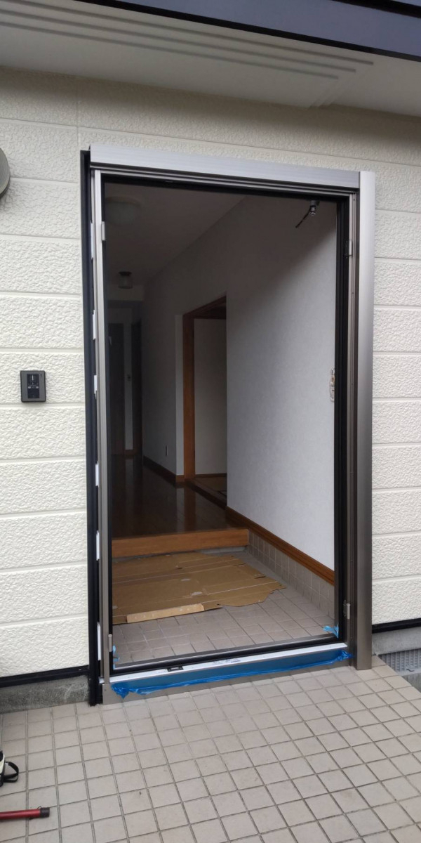 小玉硝子の玄関ドアのリフォームです。新しい玄関ドアでおうちもリフレッシュです。の施工前の写真2
