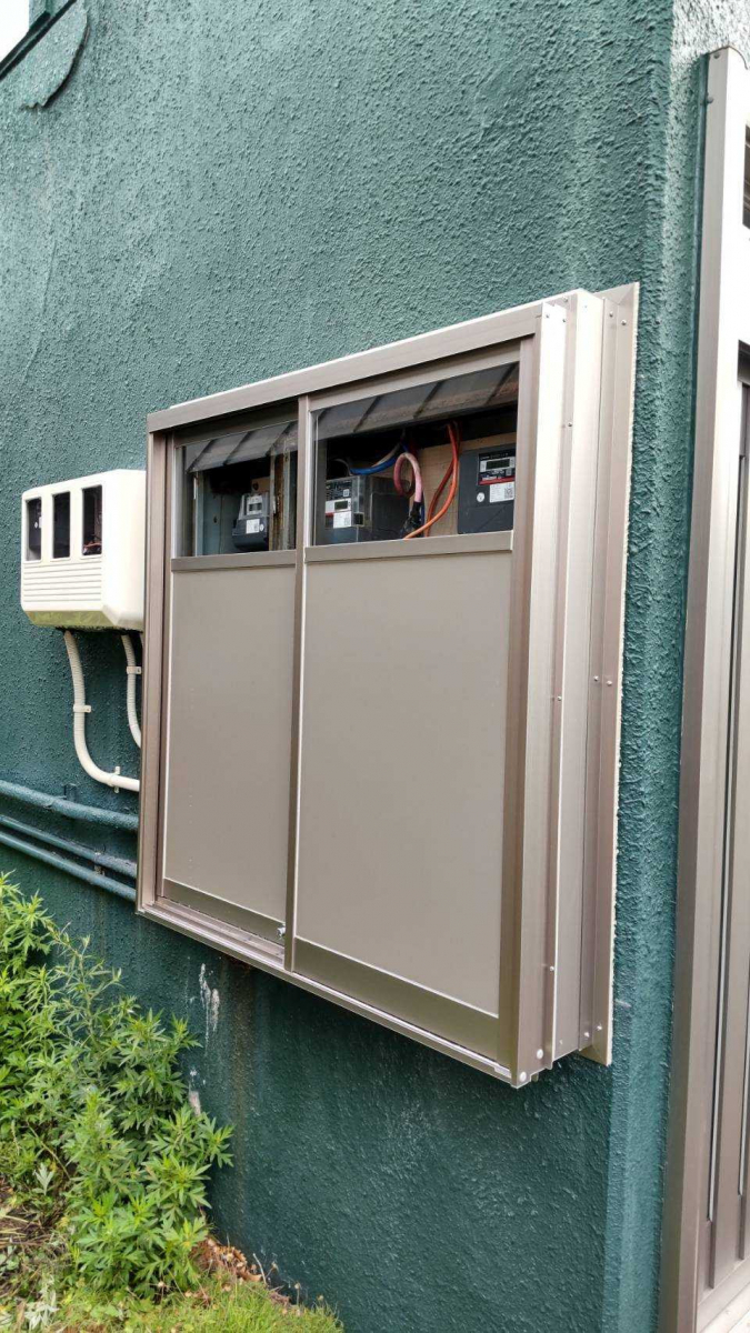 小玉硝子の引き違い窓で分電盤をカバーする工事の施工後の写真1