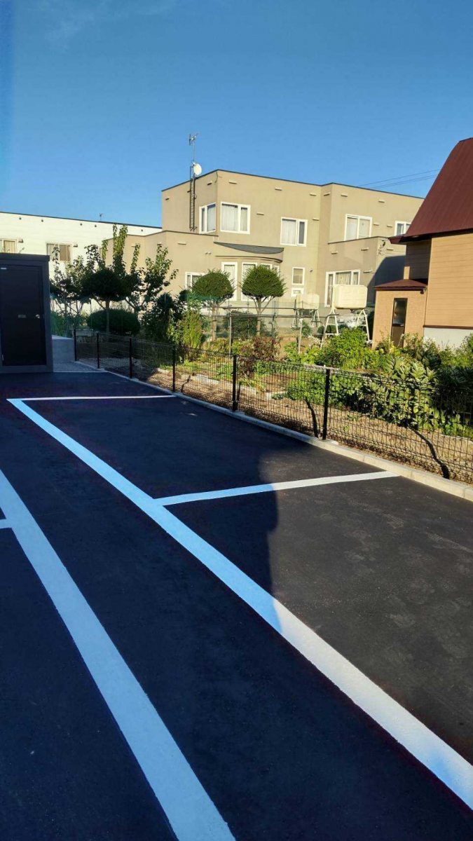 小玉硝子の畑のそばの駐車場にハイグリットでしっかり囲いの施工後の写真1