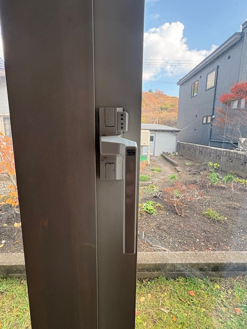 小玉硝子のグレモンハンドル交換で窓の防犯性と安全性を向上！の施工前の写真1