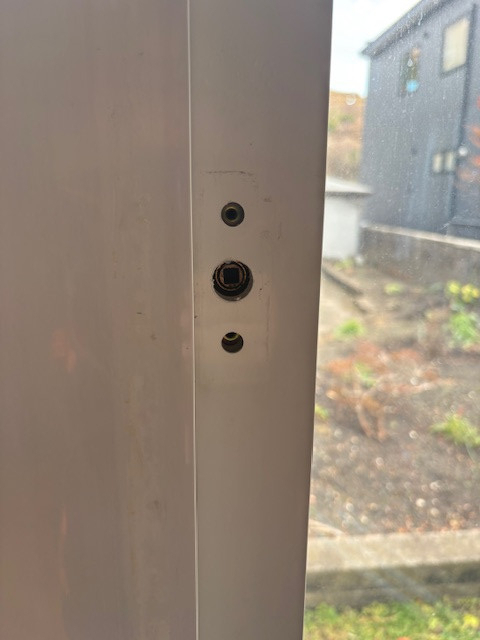 小玉硝子のグレモンハンドル交換で窓の防犯性と安全性を向上！の施工前の写真2