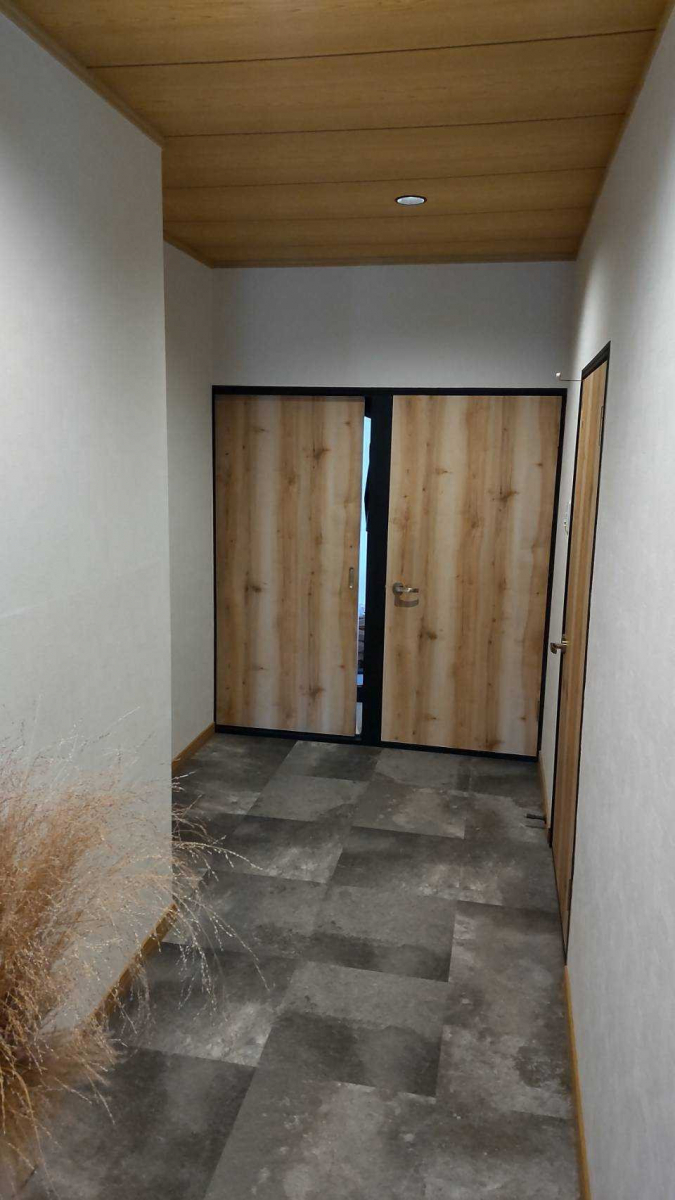 小玉硝子の風除室を廊下に！窓の困りごとをデザインで解決の施工前の写真1