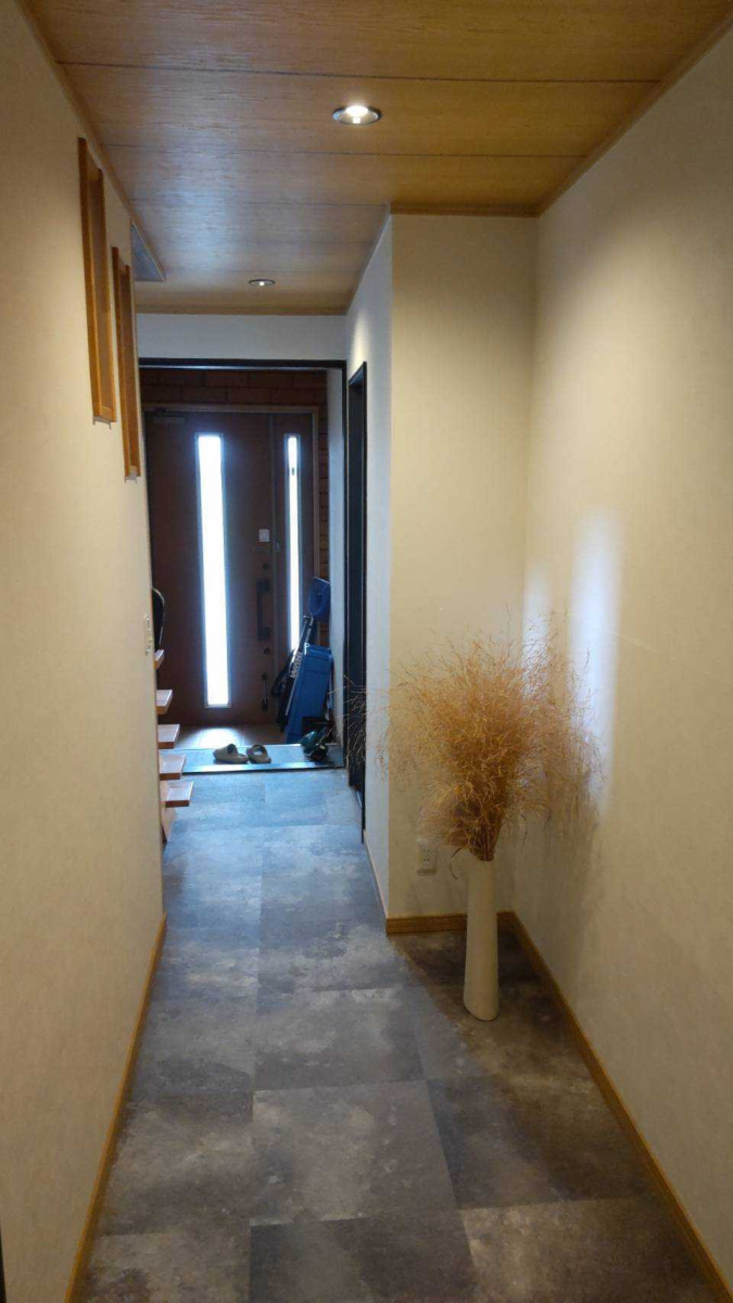 小玉硝子の風除室を廊下に！窓の困りごとをデザインで解決の施工前の写真2