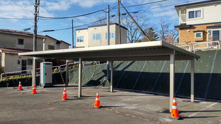 小玉硝子の【北海道】胆振の風雪に勝つ！カーポートにサイドスクリーン取付で劇的変化の施工前の写真2