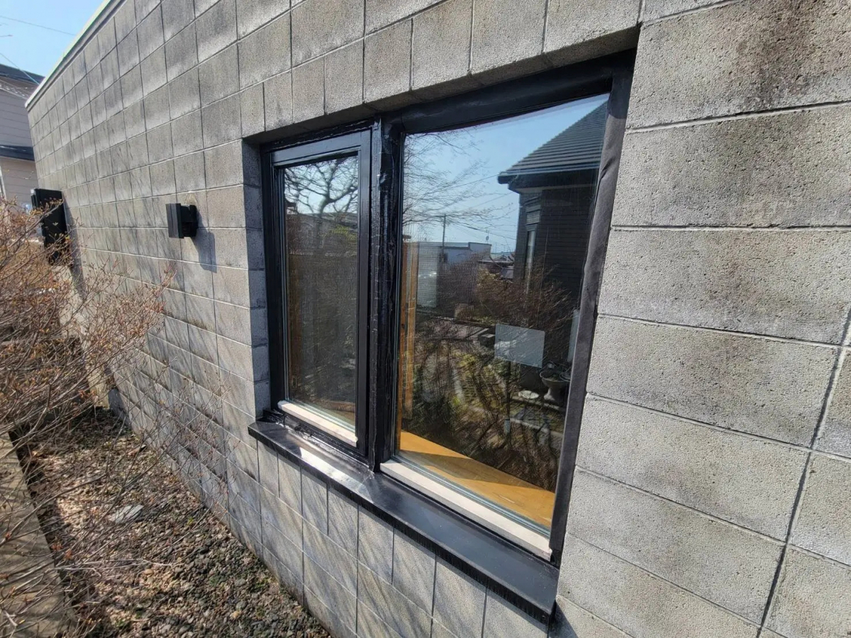 小玉硝子の【北海道・胆振】サッシ工事で断熱対策！結露を防いで光熱費を抑える窓リフォームの施工前の写真1