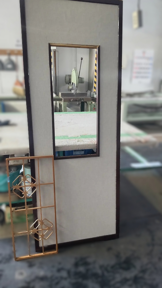 小玉硝子の【北海道・胆振】木製建具のガラス補修ならマド本舗小玉硝子へ！割れたガラスも元通りの施工前の写真2