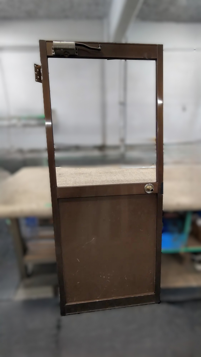 小玉硝子の【北海道・胆振】強風で割れたガラス補修と握り玉交換！防犯性を高める曇りガラスへの施工前の写真1