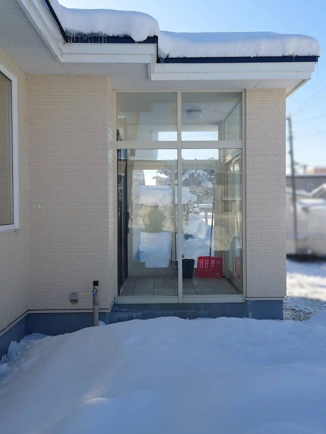 小玉硝子の【北海道・胆振】風除室のガラスをパネルへ交換！中桟加工で雪に強い頑丈な仕上がりにの施工前の写真1