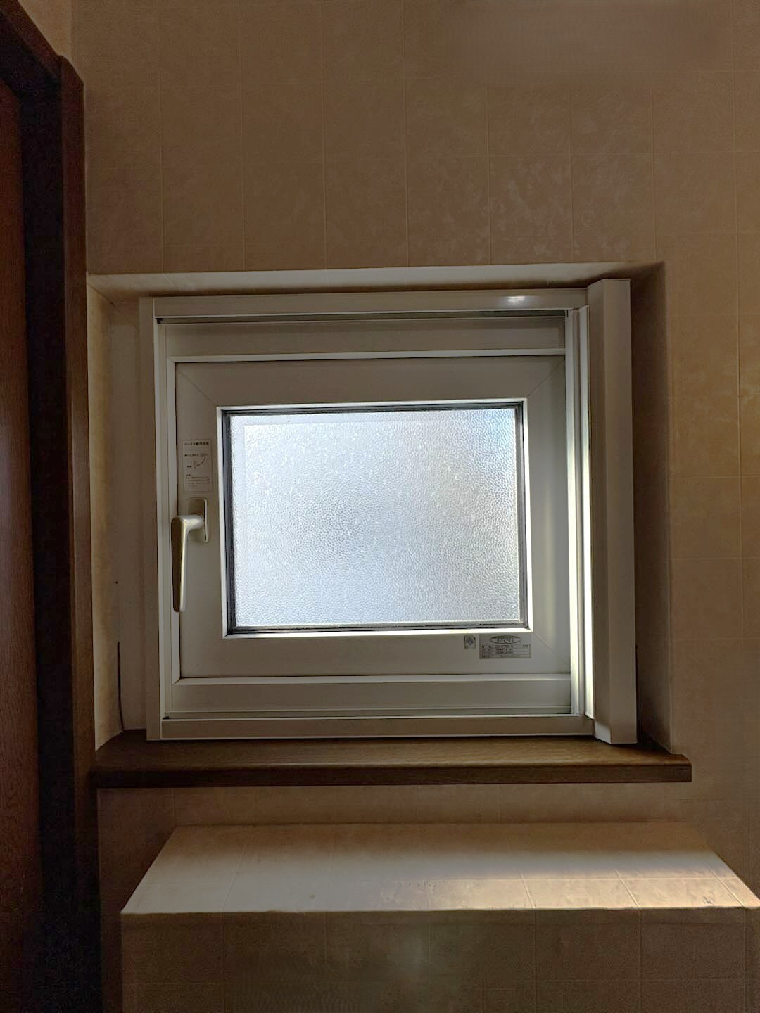 小玉硝子の北海道・胆振の網戸交換｜横ロール網戸で窓際スッキリ！使い勝手と掃除のしやすさを解説の施工後の写真1