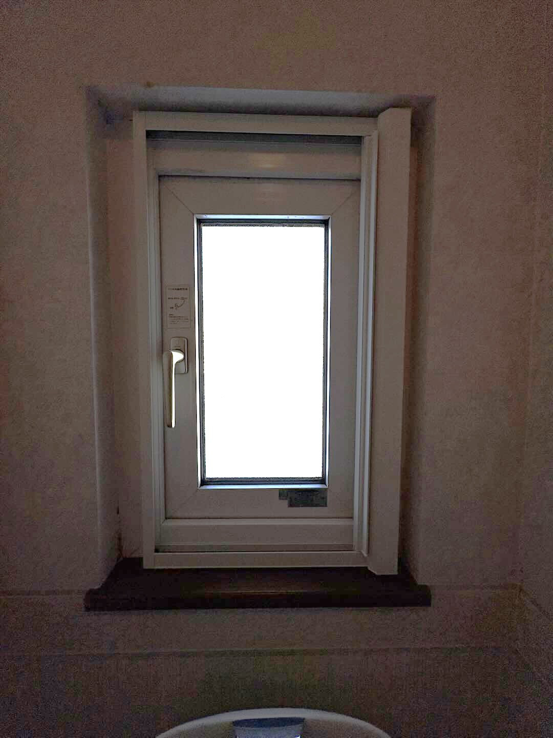 小玉硝子の北海道・胆振の網戸交換｜横ロール網戸で窓際スッキリ！使い勝手と掃除のしやすさを解説の施工後の写真2