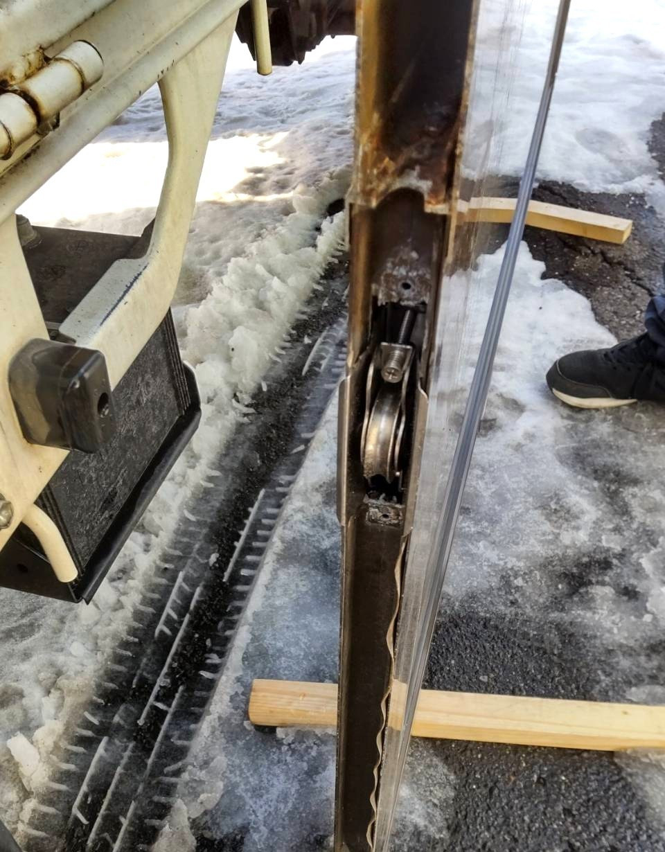 小玉硝子の北海道・胆振の窓修理｜重いサッシも戸車交換で劇的に改善！の施工後の写真1