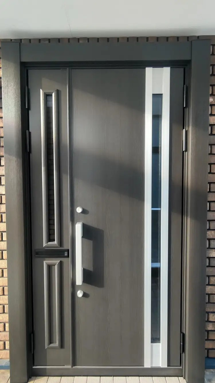 小玉硝子の胆振で叶える！おしゃれな玄関ドアリフォームの施工後の写真1