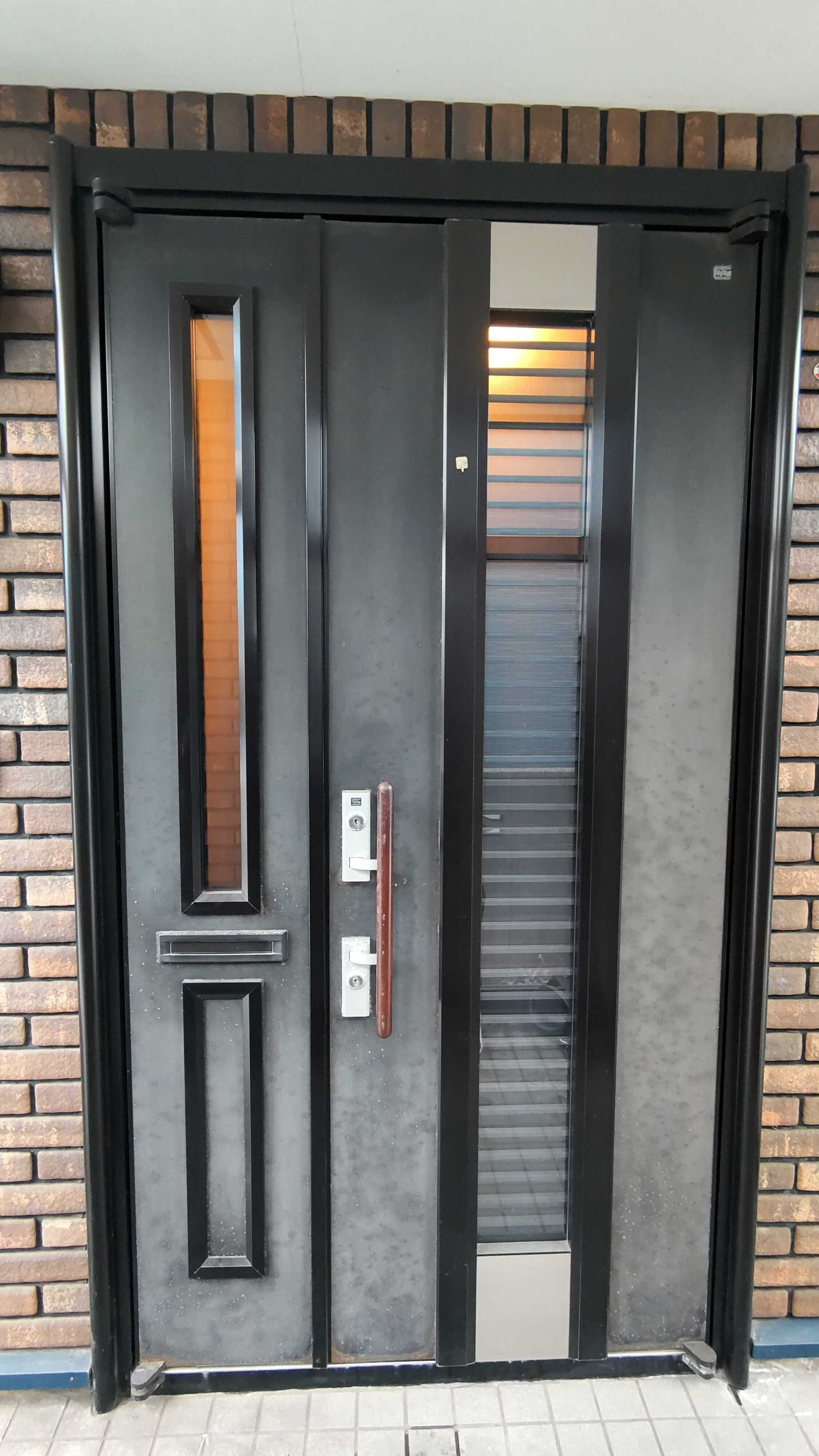 小玉硝子の胆振で叶える！おしゃれな玄関ドアリフォームの施工前の写真1