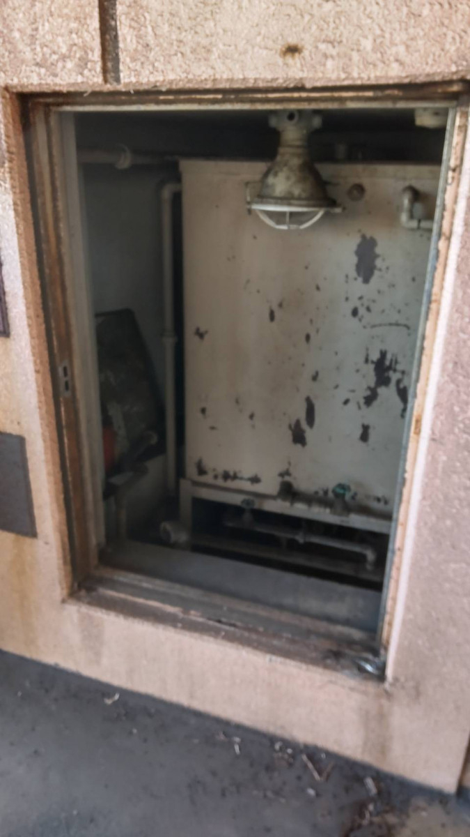 小玉硝子の室蘭でロンカラードア交換！サッシの劣化を解決の施工前の写真1