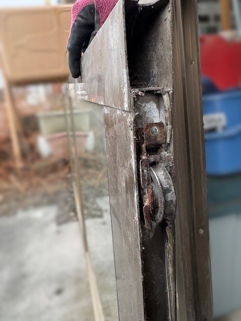小玉硝子の室蘭・登別で引戸修理！サビた戸車交換で動き激変の施工前の写真1