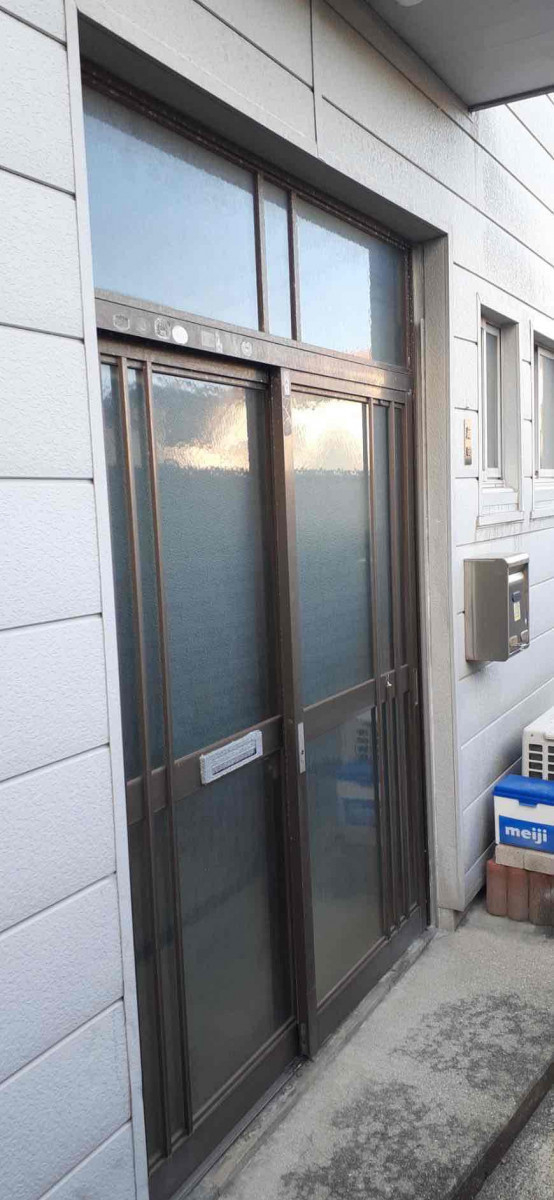 花光リフォームの暮らしに寄り添う玄関リフォームの施工前の写真1