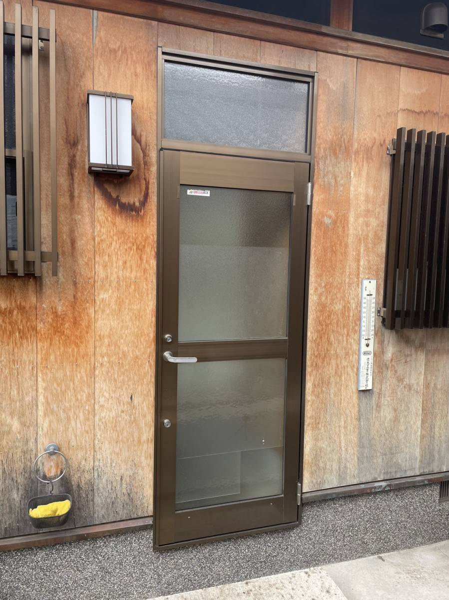 ダイワトーヨー住器の和歌山市　リシェント勝手口ドア改修工事の施工前の写真1