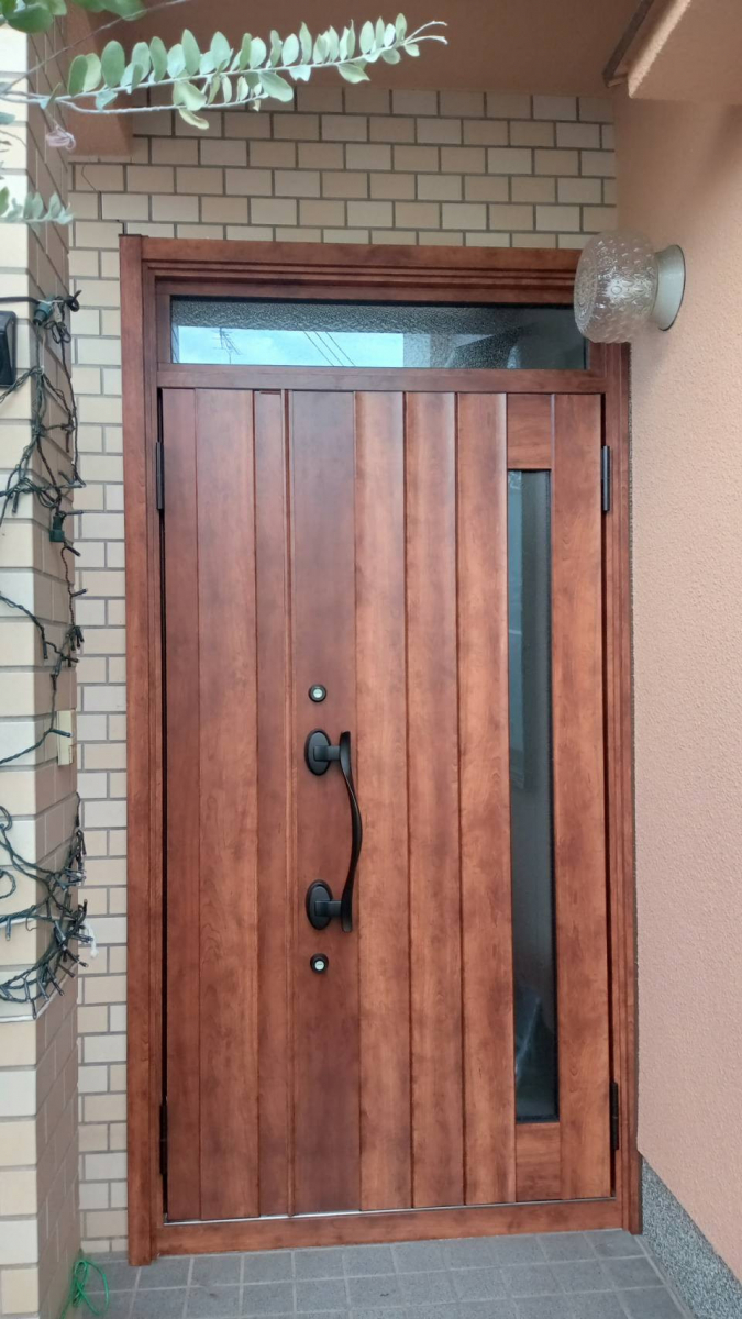 ダイワトーヨー住器の和歌山市 O様邸 玄関ドアカバー工事の施工後の写真1