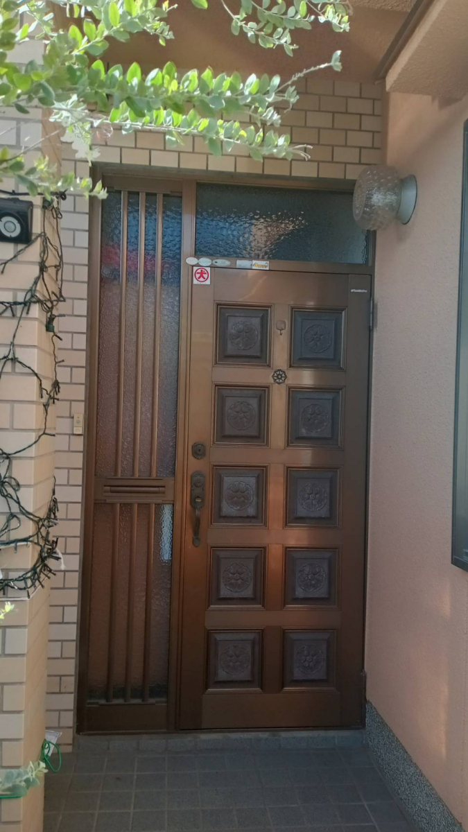 ダイワトーヨー住器の和歌山市 O様邸 玄関ドアカバー工事の施工前の写真1