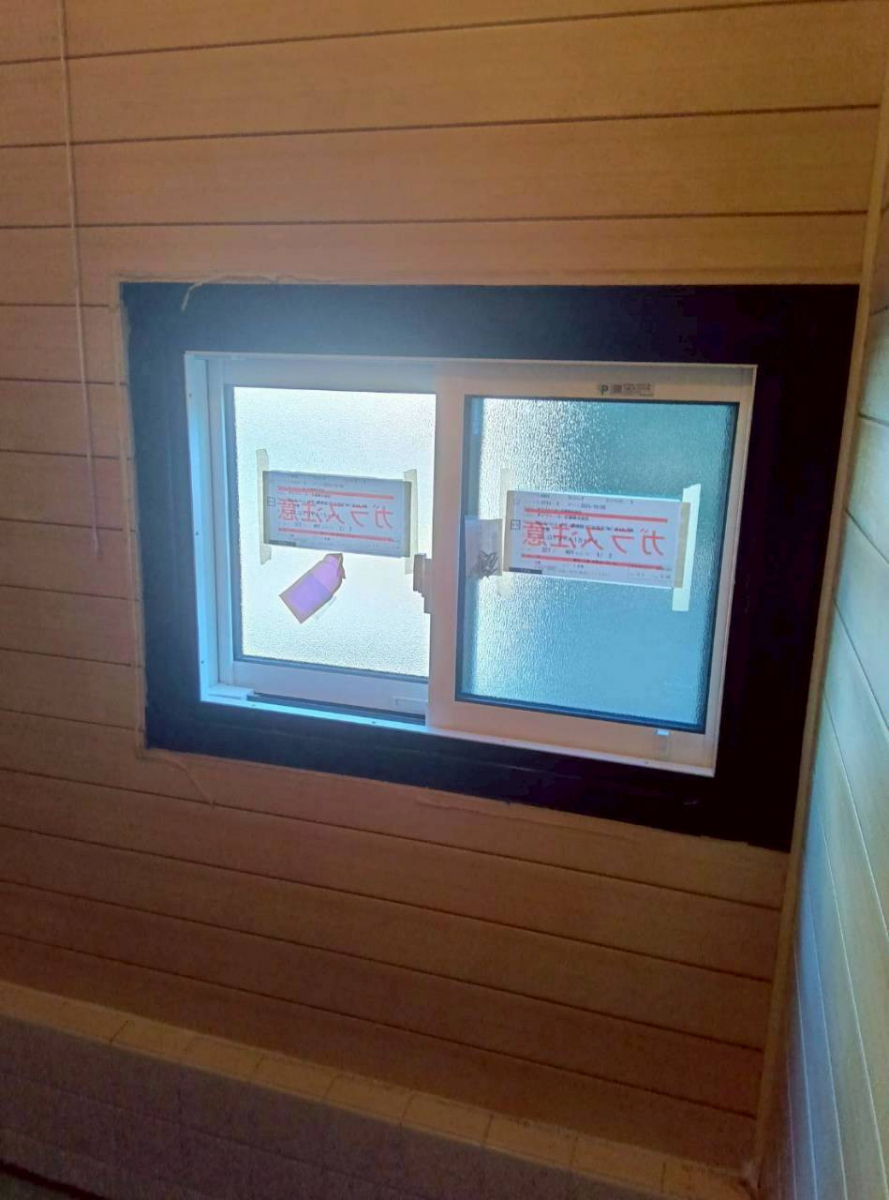 ダイワトーヨー住器の岩出市 洗面所と浴室の窓入替工事の施工後の写真1