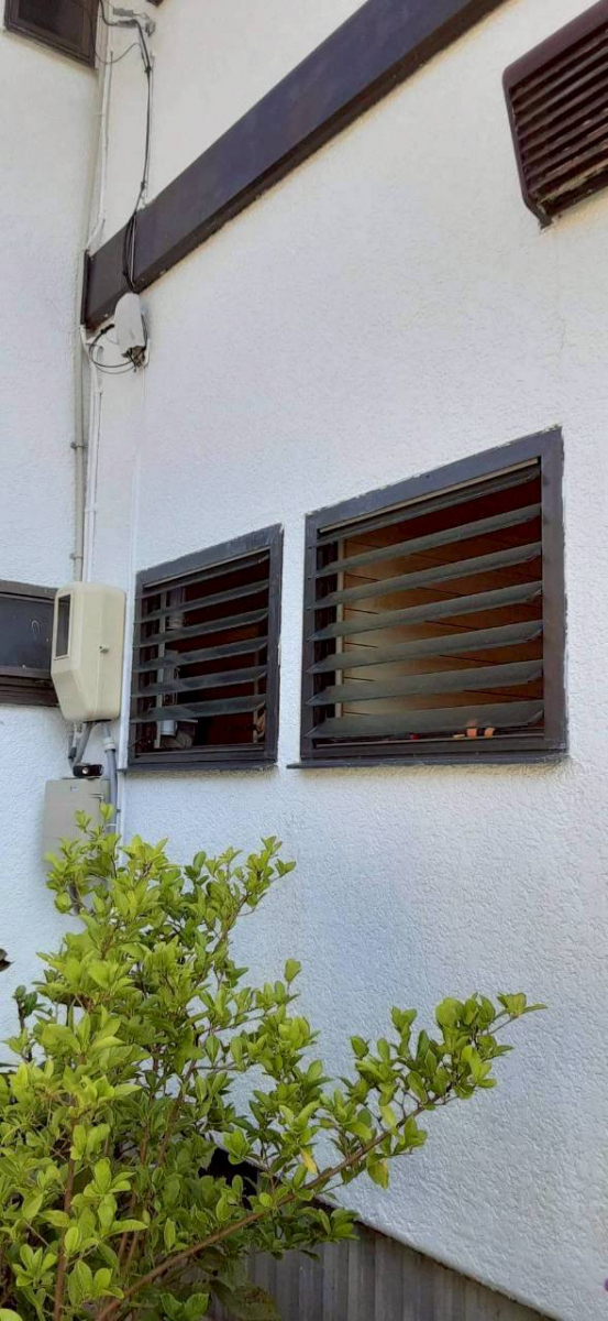 ダイワトーヨー住器の岩出市 洗面所と浴室の窓入替工事の施工前の写真1