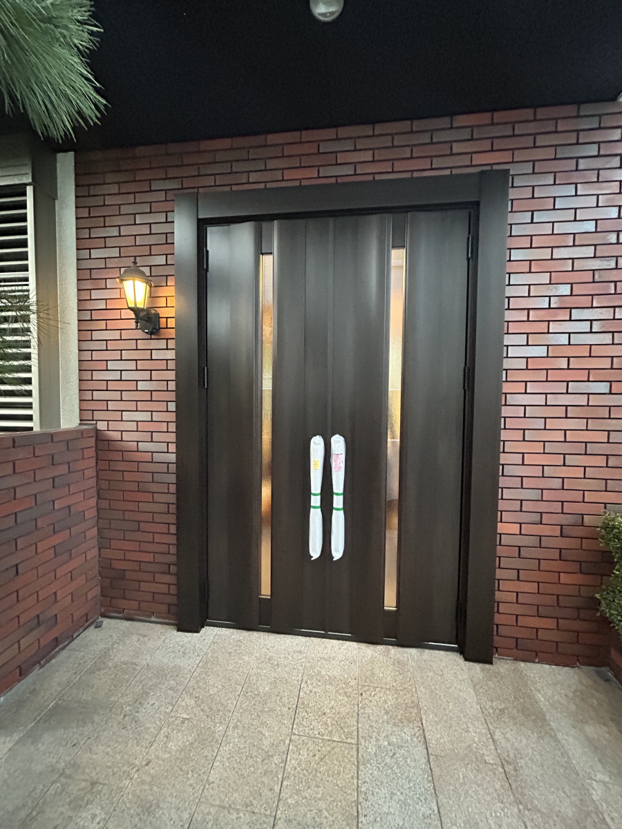 ダイワトーヨー住器の和歌山市　リシェント玄関ドアの施工後の写真1