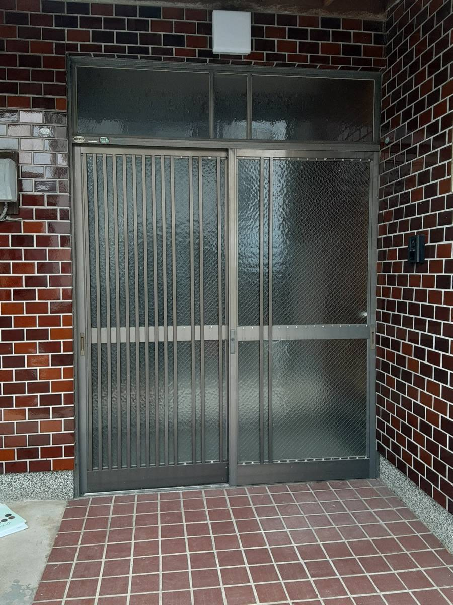 ダイワトーヨー住器の和歌山市　リシェント玄関引戸改修工事の施工前の写真1