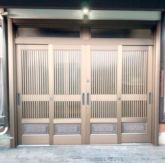 ４枚引戸の玄関もリフォームできます　マド本舗まどありー。太田店 まどありー。太田店のブログ 写真1