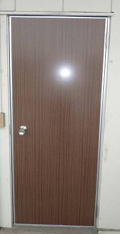 県南サッシトーヨー住器の倉庫入口ドア　汎用ドア　リフォームの施工後の写真1
